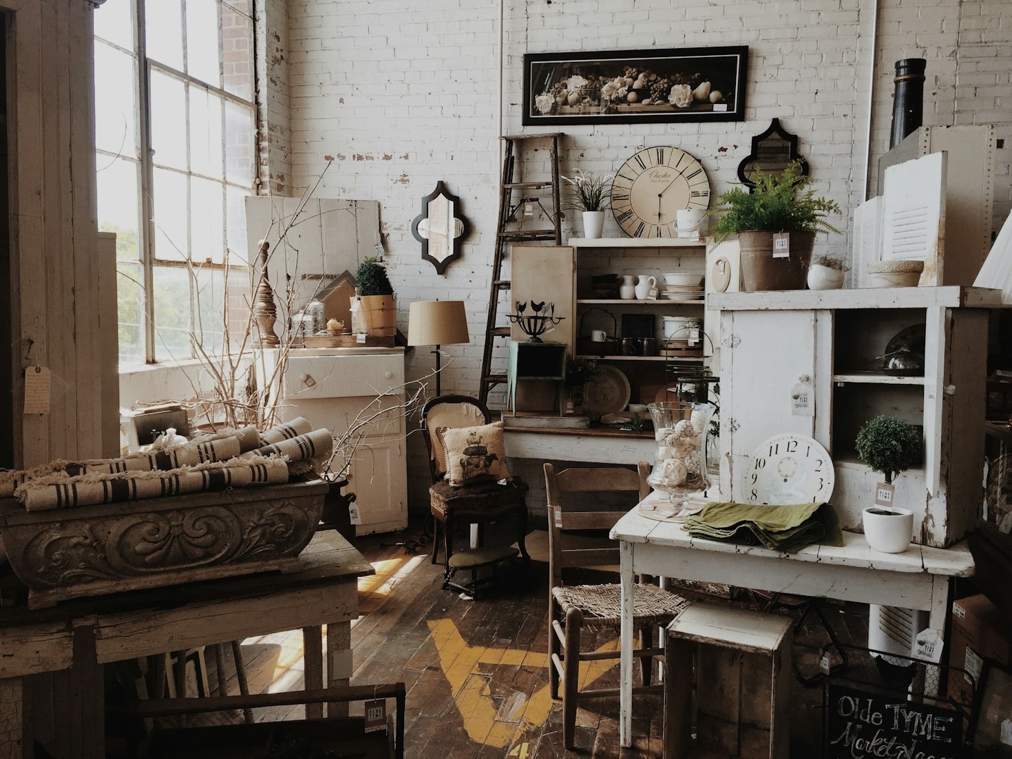 Read more about the article Creating a Warm Ambiance with Antique Pieces